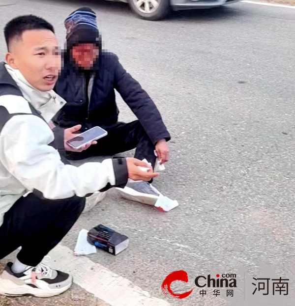 河南泌阳：中年男子路边摔伤 现役军人挺身而出显担当 每日快讯