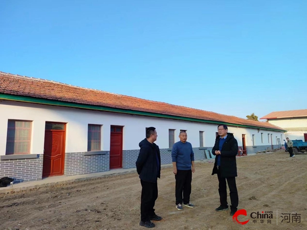 ​西平县专探乡主要领导到朱庄村检查村室建设提升工作