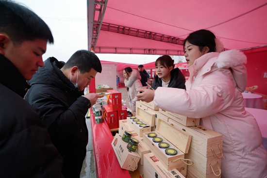 “年味进万家” 信阳市羊山新区春节消费火热