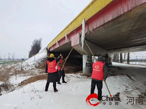 世界观天下！冰消雪融 春意绽放——驻马店市驿城区古城街道开展主干道高速路排水口除冰工作