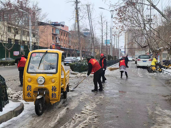 邓州市水务集团自来水公司：清扫积雪保畅通