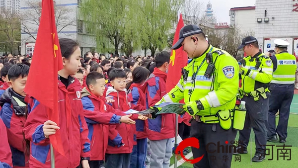 把交通安全知识送到学生身边——驻马店实验小学开展交通安全进校园宣传活动 全球观焦点