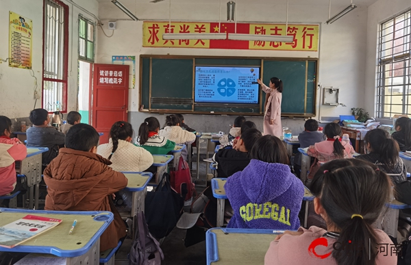 【世界报资讯】西平县重渠罗拐小学开展“防踩踏”安全教育主题班会