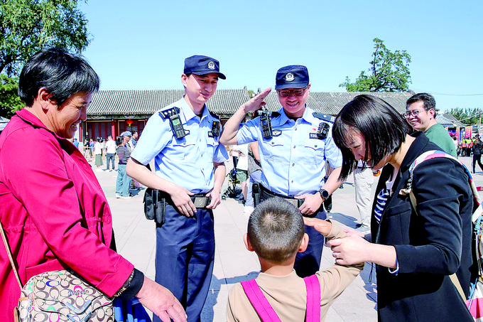 天天即时：人在景中游 警暖游客心